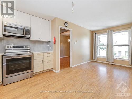 33 Carmichael Court, Ottawa, ON - Indoor Photo Showing Kitchen