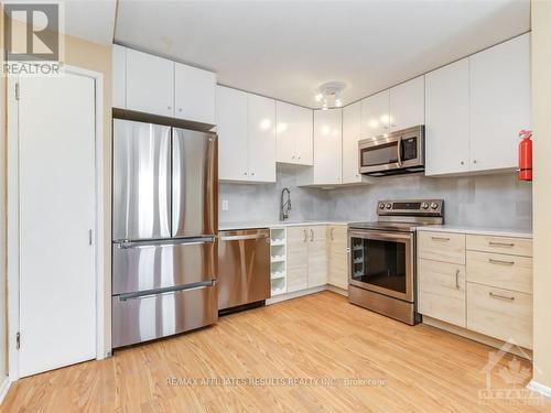 33 Carmichael Court, Ottawa, ON - Indoor Photo Showing Kitchen With Stainless Steel Kitchen