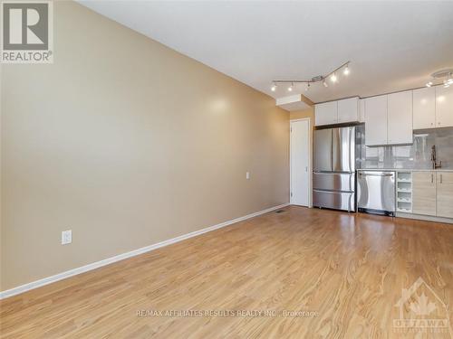 33 Carmichael Court, Ottawa, ON - Indoor Photo Showing Kitchen With Stainless Steel Kitchen