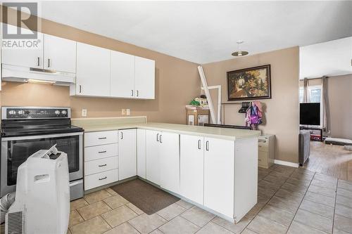 669-671 Mcgill Street, Hawkesbury, ON - Indoor Photo Showing Kitchen