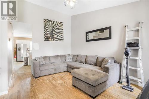 669-671 Mcgill Street, Hawkesbury, ON - Indoor Photo Showing Living Room