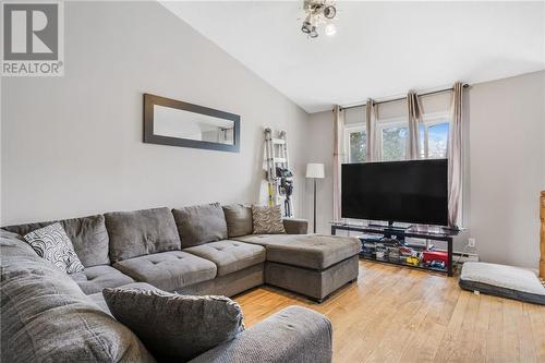 669-671 Mcgill Street, Hawkesbury, ON - Indoor Photo Showing Living Room