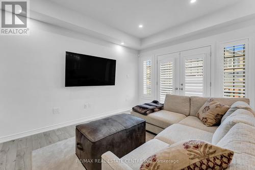 7 Roseberry Lane, Kitchener, ON - Indoor Photo Showing Living Room