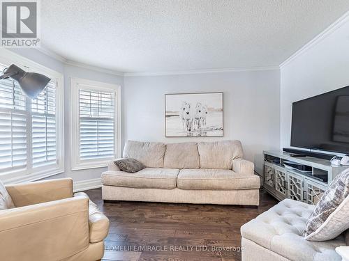 20 Barnes Court, Brampton, ON - Indoor Photo Showing Living Room