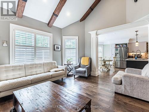 20 Barnes Court, Brampton (Snelgrove), ON - Indoor Photo Showing Living Room