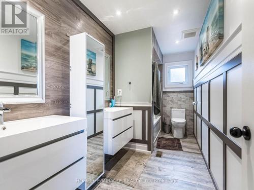 20 Barnes Court, Brampton (Snelgrove), ON - Indoor Photo Showing Bathroom