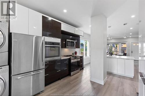 1206 Monmouth, Windsor, ON - Indoor Photo Showing Kitchen With Upgraded Kitchen