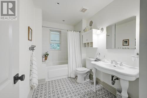 3 Fallsview Road, Hamilton, ON - Indoor Photo Showing Bathroom