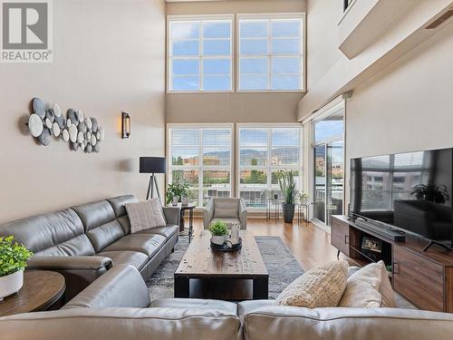 1331 Ellis Street Unit# 421, Kelowna, BC - Indoor Photo Showing Living Room