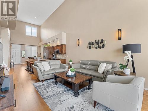 1331 Ellis Street Unit# 421, Kelowna, BC - Indoor Photo Showing Living Room