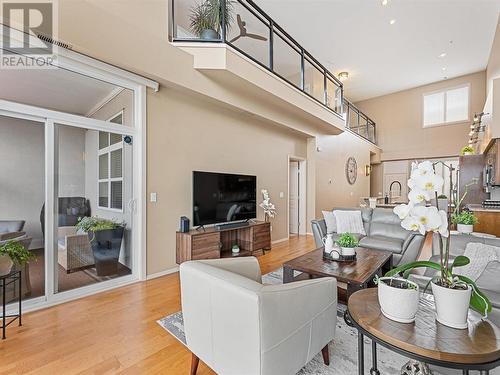 1331 Ellis Street Unit# 421, Kelowna, BC - Indoor Photo Showing Living Room