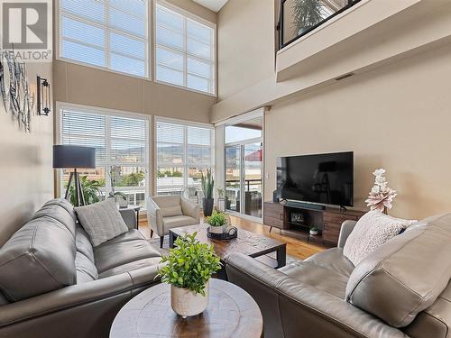 1331 Ellis Street Unit# 421, Kelowna, BC - Indoor Photo Showing Living Room