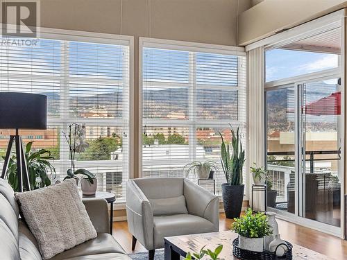 1331 Ellis Street Unit# 421, Kelowna, BC - Indoor Photo Showing Living Room