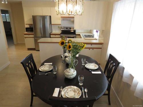 530B 25Th St, Courtenay, BC - Indoor Photo Showing Dining Room