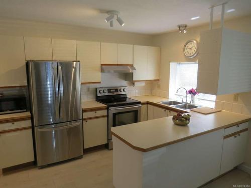 530B 25Th St, Courtenay, BC - Indoor Photo Showing Kitchen With Stainless Steel Kitchen With Double Sink