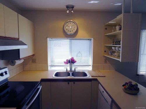 530B 25Th St, Courtenay, BC - Indoor Photo Showing Kitchen With Double Sink