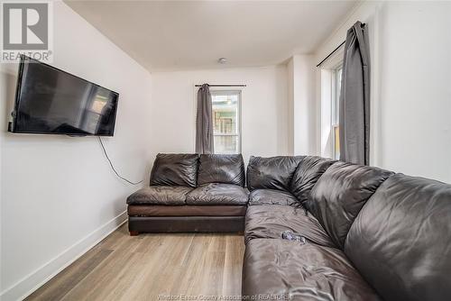 3080 Sandwich Street, Windsor, ON - Indoor Photo Showing Living Room