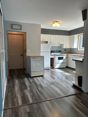 706 Second Avenue, Reston, MB - Indoor Photo Showing Kitchen