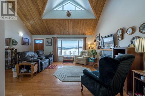 2104 Country Woods Road, Sorrento, BC - Indoor Photo Showing Living Room