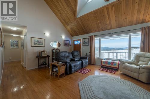 2104 Country Woods Road, Sorrento, BC - Indoor Photo Showing Living Room