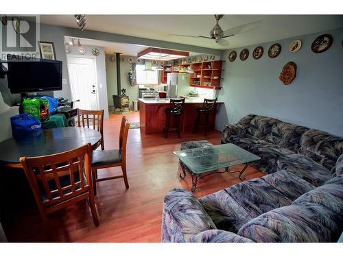 307 8Th Avenue, Princeton, BC - Indoor Photo Showing Living Room