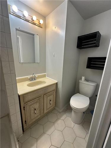 Bathroom - 22 Amherst Circle|Unit #B, Hamilton, ON - Indoor Photo Showing Bathroom