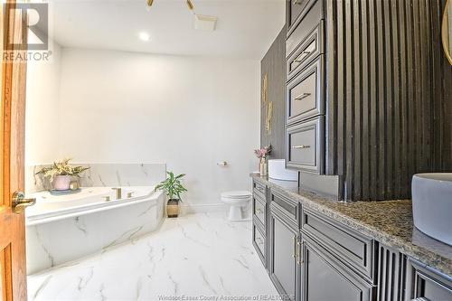 2600 Chick Court, Windsor, ON - Indoor Photo Showing Bathroom