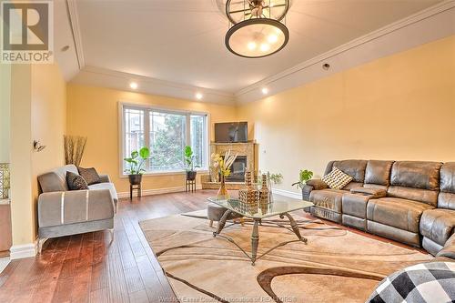 2600 Chick Court, Windsor, ON - Indoor Photo Showing Living Room