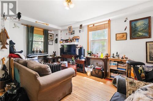 17 Noel Street, Ottawa, ON - Indoor Photo Showing Living Room