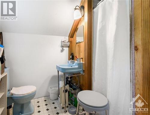 17 Noel Street, Ottawa, ON - Indoor Photo Showing Bathroom