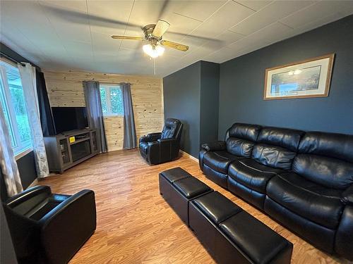 83031 308 Highway, Sprague, MB - Indoor Photo Showing Living Room