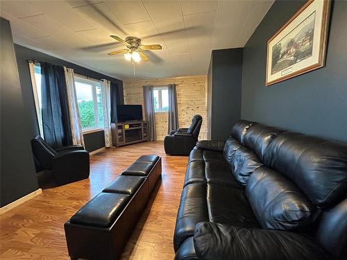 83031 308 Highway, Sprague, MB - Indoor Photo Showing Living Room