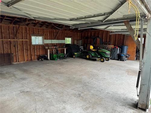 83031 308 Highway, Sprague, MB - Indoor Photo Showing Garage