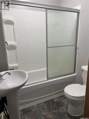 217 1St Avenue E, Kindersley, SK - Indoor Photo Showing Bathroom