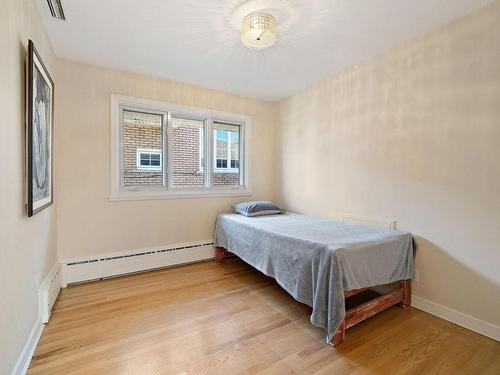 Chambre Ã Â coucher - 2425 Rue Nantel, Montréal (Saint-Laurent), QC - Indoor Photo Showing Bedroom