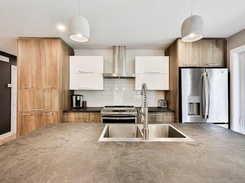 Kitchen - 118 Rue Des Cuivres, Saint-Colomban, QC - Indoor Photo Showing Kitchen With Double Sink With Upgraded Kitchen