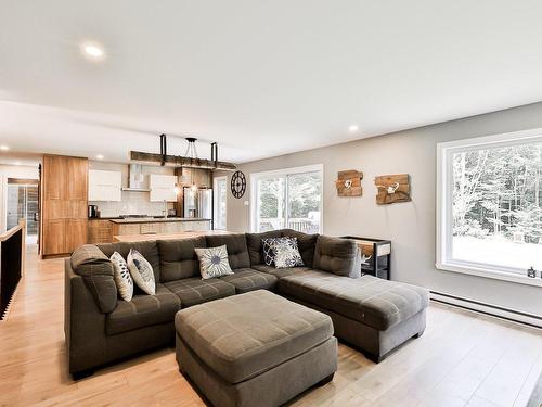 Salon - 118 Rue Des Cuivres, Saint-Colomban, QC - Indoor Photo Showing Living Room