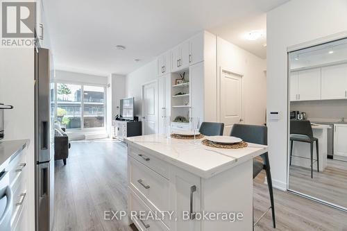 813 - 100 Eagle Rock Way, Vaughan (Maple), ON - Indoor Photo Showing Kitchen With Upgraded Kitchen