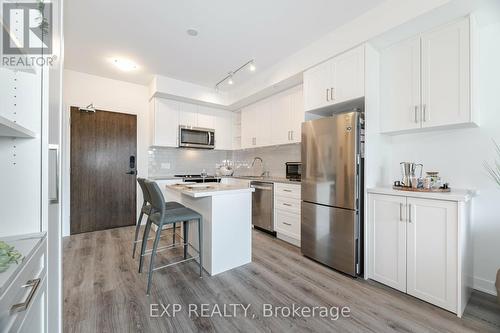 813 - 100 Eagle Rock Way, Vaughan, ON - Indoor Photo Showing Kitchen With Upgraded Kitchen