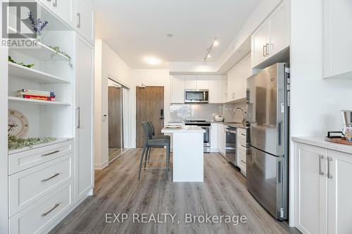 813 - 100 Eagle Rock Way, Vaughan (Maple), ON - Indoor Photo Showing Kitchen With Upgraded Kitchen