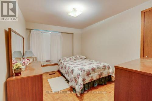 106 Dearborn Avenue, London, ON - Indoor Photo Showing Bedroom