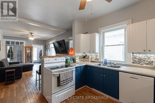 463 Dorinda Street, London, ON - Indoor Photo Showing Kitchen With Double Sink