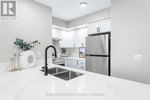 730 - 500 Doris Avenue, Toronto (Willowdale East), ON - Indoor Photo Showing Kitchen