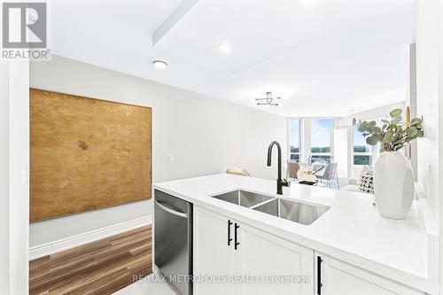 730 - 500 Doris Avenue, Toronto (Willowdale East), ON - Indoor Photo Showing Kitchen With Double Sink