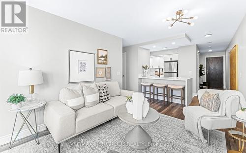 730 - 500 Doris Avenue, Toronto (Willowdale East), ON - Indoor Photo Showing Living Room