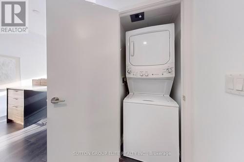 1705 - 75 St Nicholas Street, Toronto, ON - Indoor Photo Showing Laundry Room