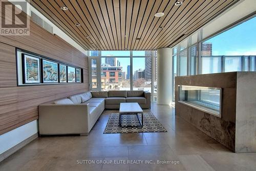 1705 - 75 St Nicholas Street, Toronto, ON - Indoor Photo Showing Living Room