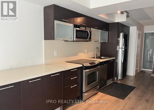 724 - 386 Yonge Street, Toronto, ON - Indoor Photo Showing Kitchen