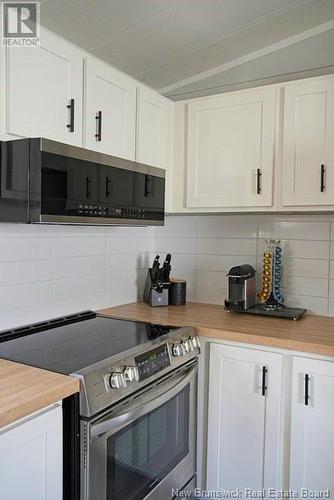 6 Holly Court, Lincoln, NB - Indoor Photo Showing Kitchen