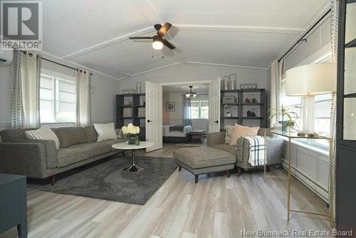 6 Holly Court, Lincoln, NB - Indoor Photo Showing Living Room